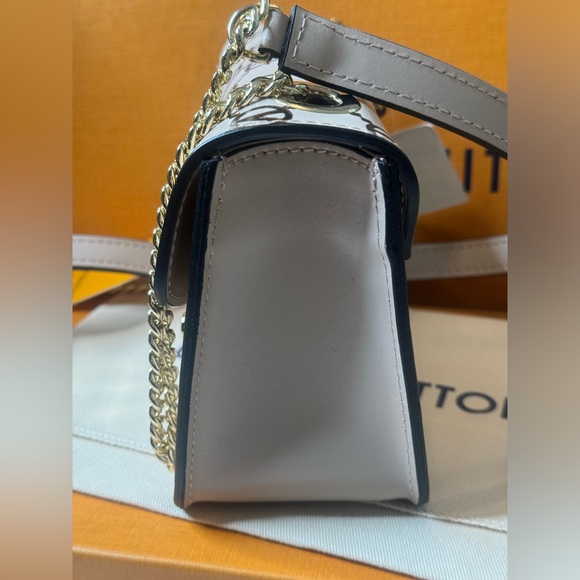 ⭐️NWT⭐️Valentino by Mario Valentino Bijou Leather Crossbody Bag - Picture 5 of 12